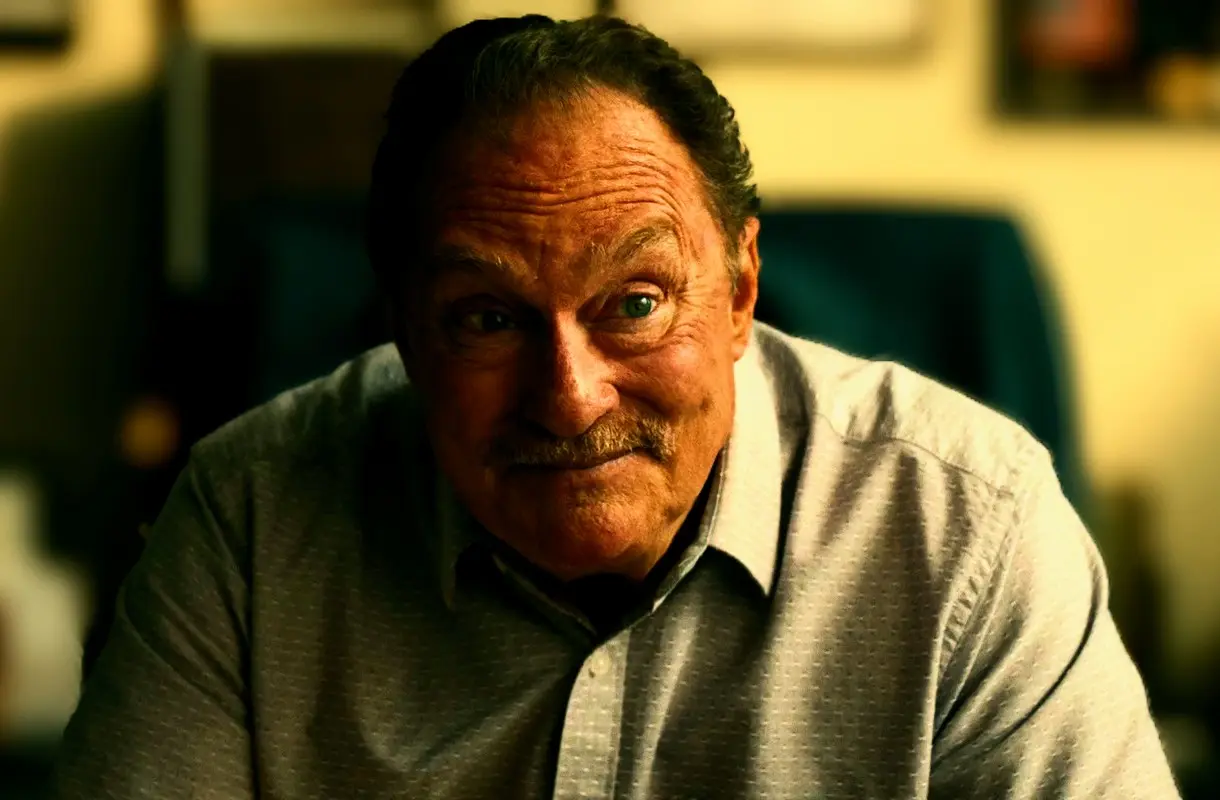 IMAGEN DE STEPHEN ROOT EN LA PELÍCULA: WRECKING CREW (2026) (IMAGEN EDITADA POR: FEEDCULT.COM)
