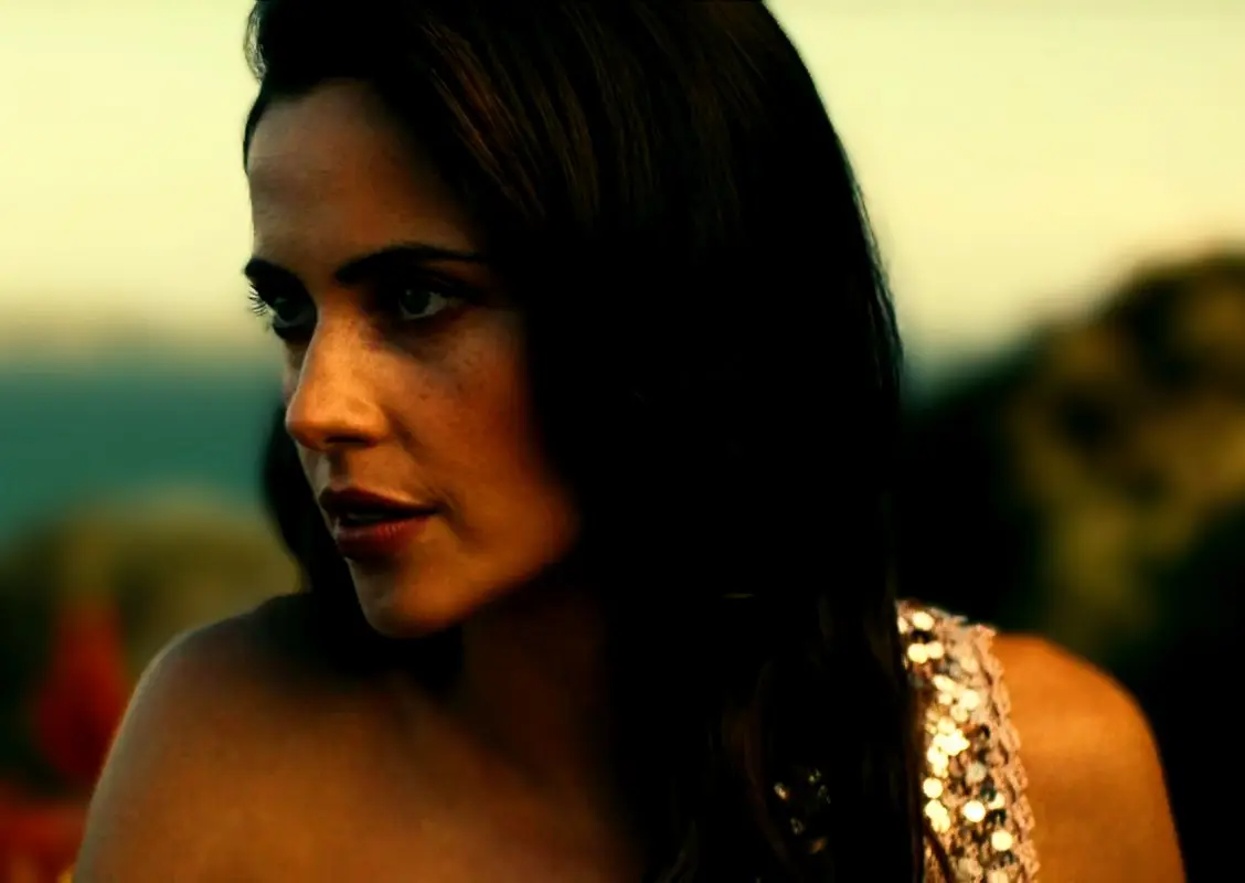 IMAGEN DE LYDIA PECKHAM EN LA PELÍCULA: "WRECKING CREW" (2026) (IMAGEN EDITADA POR FEEDCULT.COM)