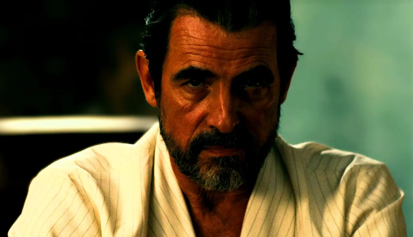 IMAGEN DE CLAES BANG EN LA PELÍCULA: "WRECKING CREW" (2026) (IMAGEN EDITADA POR FEEDCULT.COM)