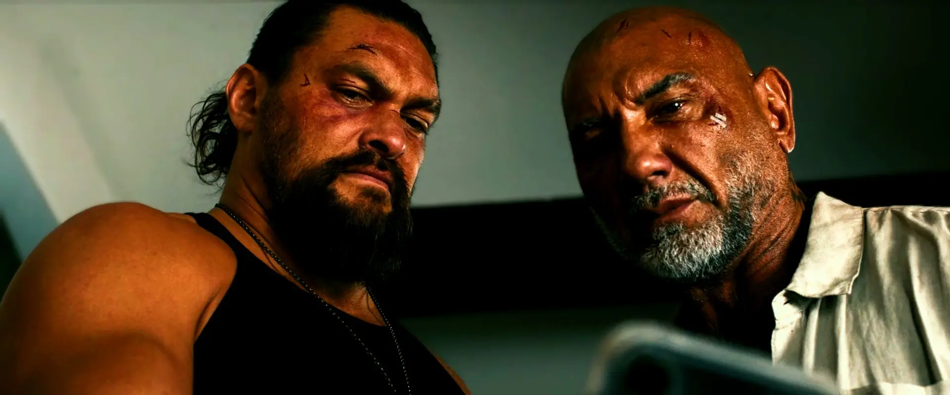 IMAGEN DE JASON MOMOA Y DAVE BAUTISTA EN LA PELÍCULA: "WRECKING CREW" (2026) (IMAGEN EDITADA POR FEEDCULT.COM) (WEBP)