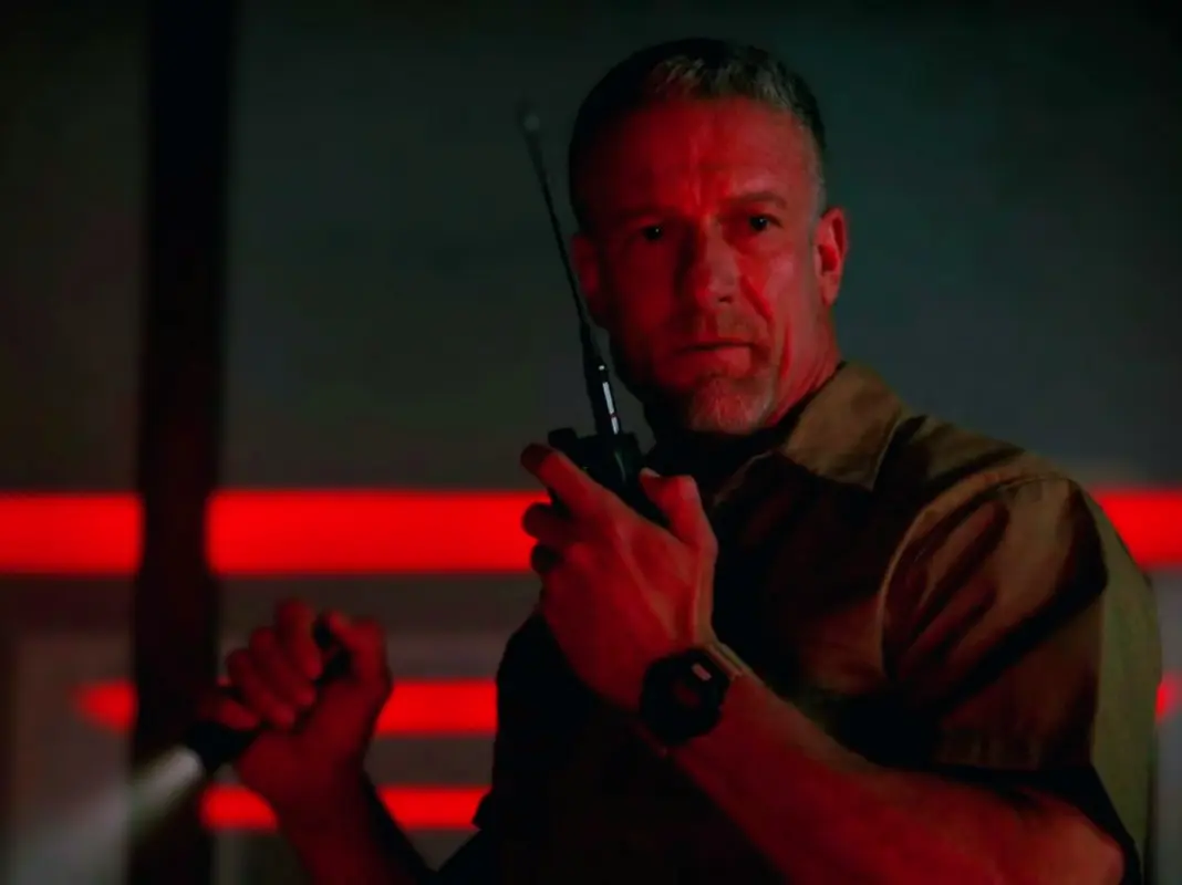 IMAGEN DE MIKE EDWARD EN LA PELÍCULA: "WRECKING CREW" (2026) (IMAGEN EDITADA POR: FEEDCULT.COM)