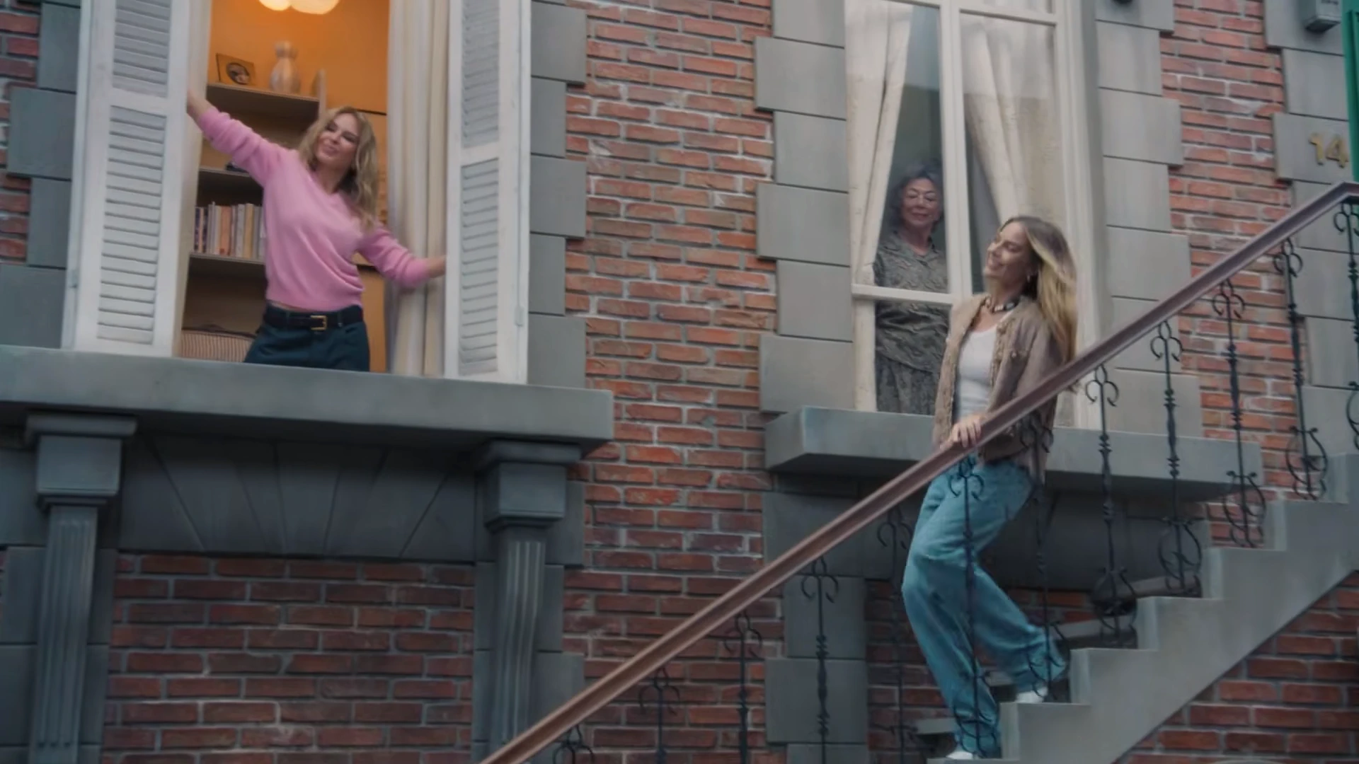 Margor robbie y Kylie Minogue protagonizan el spot publicitario de la campaña: Chanel 25. (2006) webp.