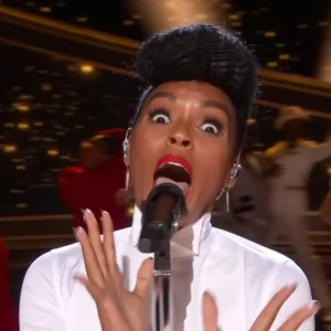 Tightrope, Janelle Monáe, face. blusa blanca, micrófono Shure, peinado estilo Monáe. webp