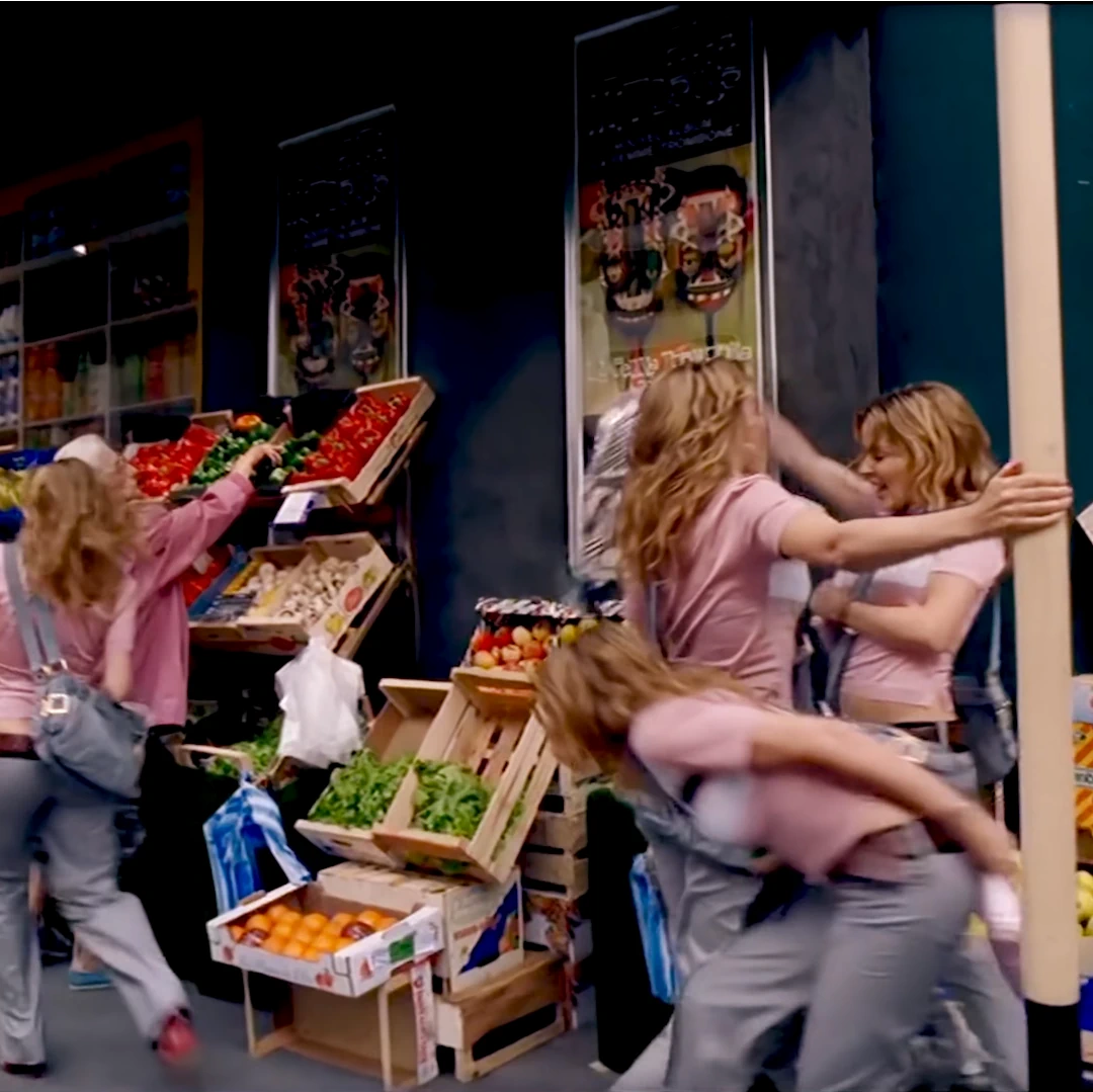 Come Into My World, video musical de Kylie Minogue. bolso denin, vaqueros y zapatos de tacón, fruteria.. 2002.5.webp