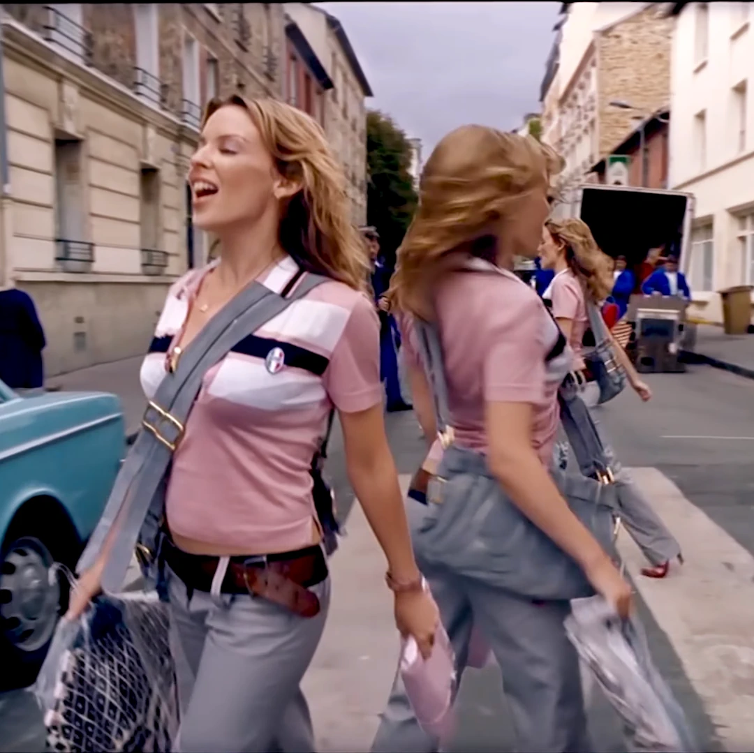 Come Into My World, video musical de Kylie Minogue. bolso denin, vaqueros y zapatos de tacón. 2002.4.webp