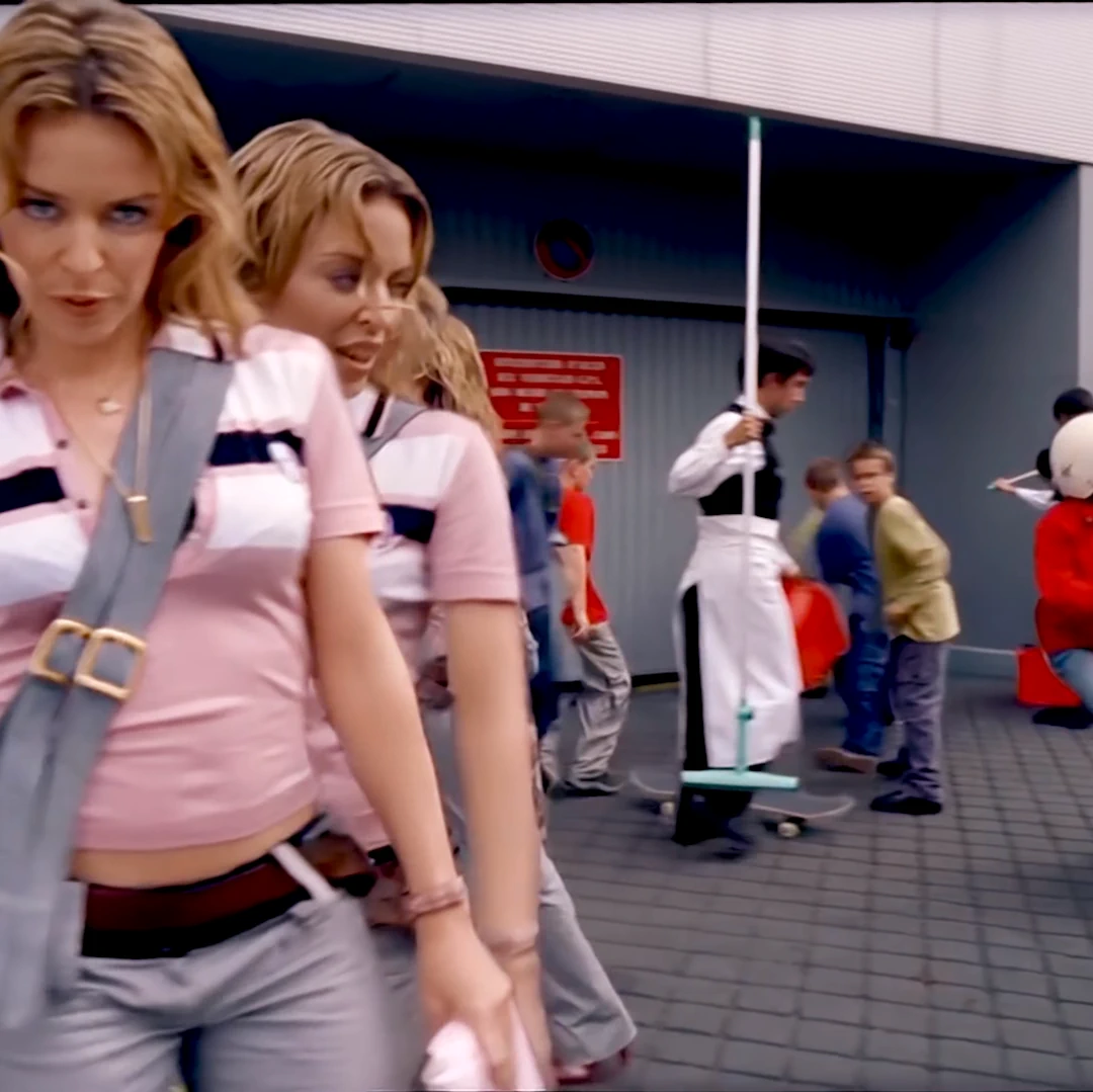 Come Into My World, video musical de Kylie Minogue. bolso denin, vaqueros y zapatos de tacón. 2002.6.webp