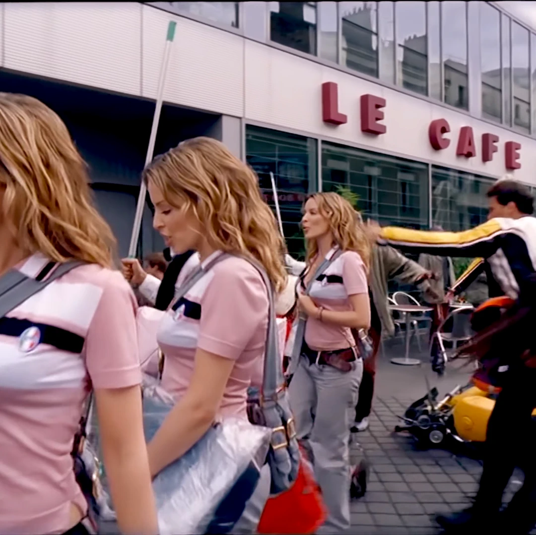 Come Into My World, video musical de Kylie Minogue. bolso denin, vaqueros y zapatos de tacón. 2002.7.webp