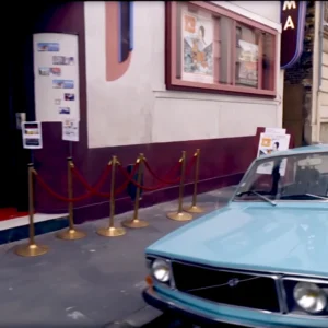  Come Into My World, video musical de Kylie Minogue. bolso denin, vaqueros y zapatos de tacón. volvo mal aparcado.2002.4.webp