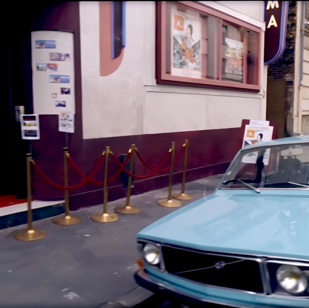  Come Into My World, video musical de Kylie Minogue. bolso denin, vaqueros y zapatos de tacón. volvo mal aparcado.2002.4.webp