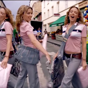 Come Into My World, video musical de Kylie Minogue. bolso denin, vaqueros y zapatos de tacón. 2002.3.webp