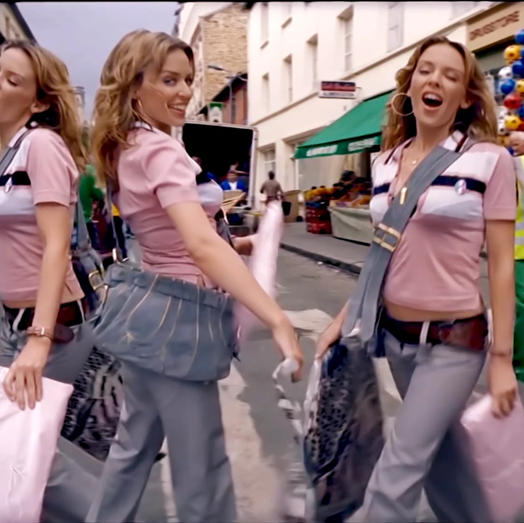 Come Into My World, video musical de Kylie Minogue. bolso denin, vaqueros y zapatos de tacón. 2002.3.webp