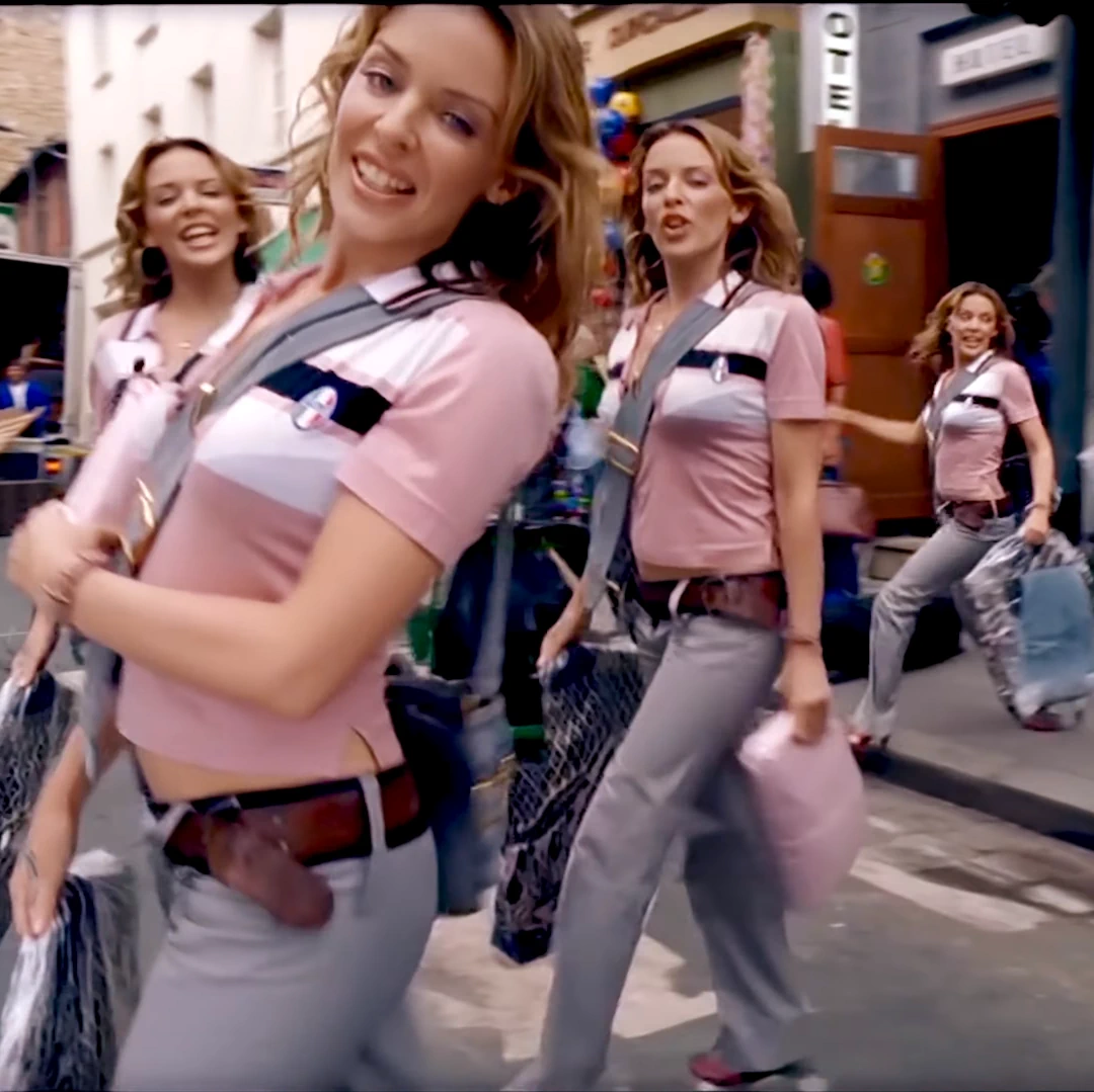 Come Into My World, video musical de Kylie Minogue. bolso denin, vaqueros y zapatos de tacón. 2002.2.webp