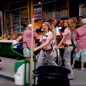 Come Into My World, video musical de Kylie Minogue. 2002.2.webp