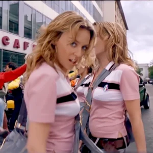 Come Into My World, video musical de Kylie Minogue. bolso denin, vaqueros y zapatos de tacón. 2002.4.webp