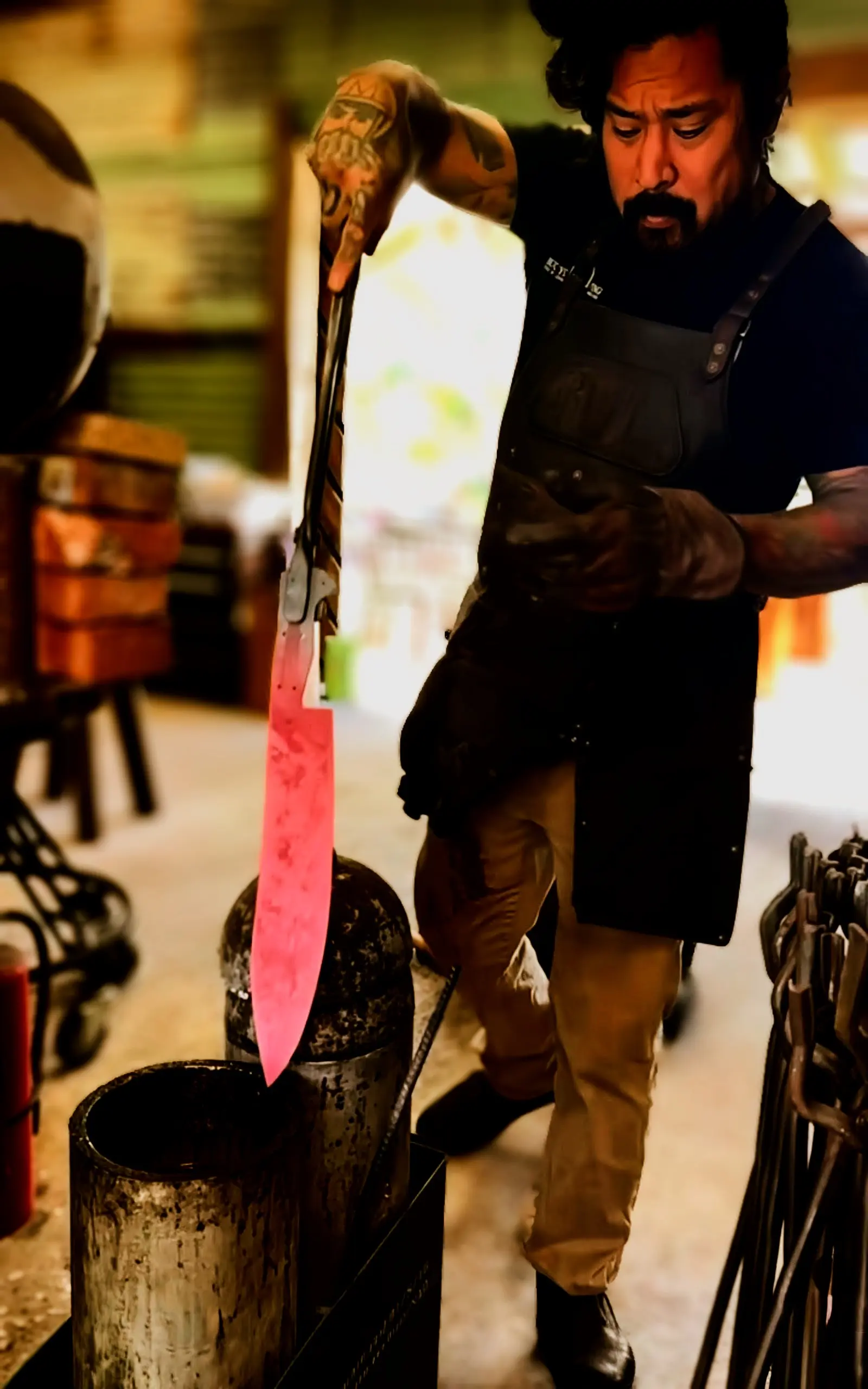 Neil Kasimura herrero de elite, fabricando uno de sus cuchillos. Amigo de Jason Momoa. Herrero. Buschcraft. Cuchillos de supervivencia. Feedcult.com