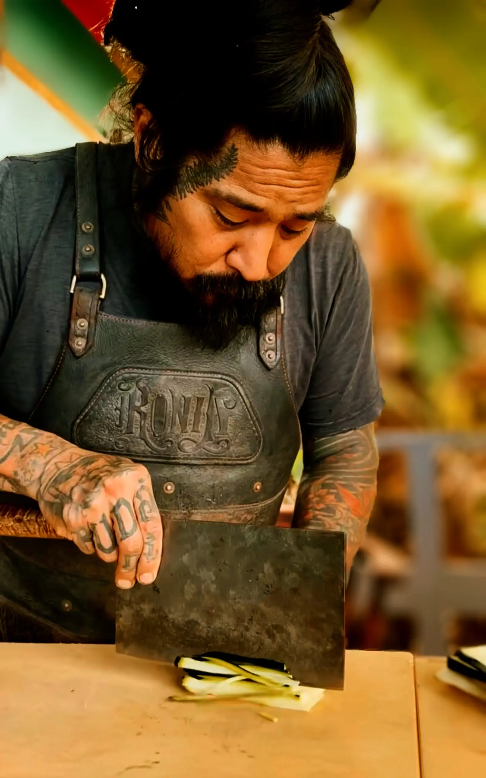 Neil Kasimura probando uno de sus cuchillos. Amigo de Jason Momoa. Herrero. Buschcraft. Cuchillos de supervivencia. Feedcult.com