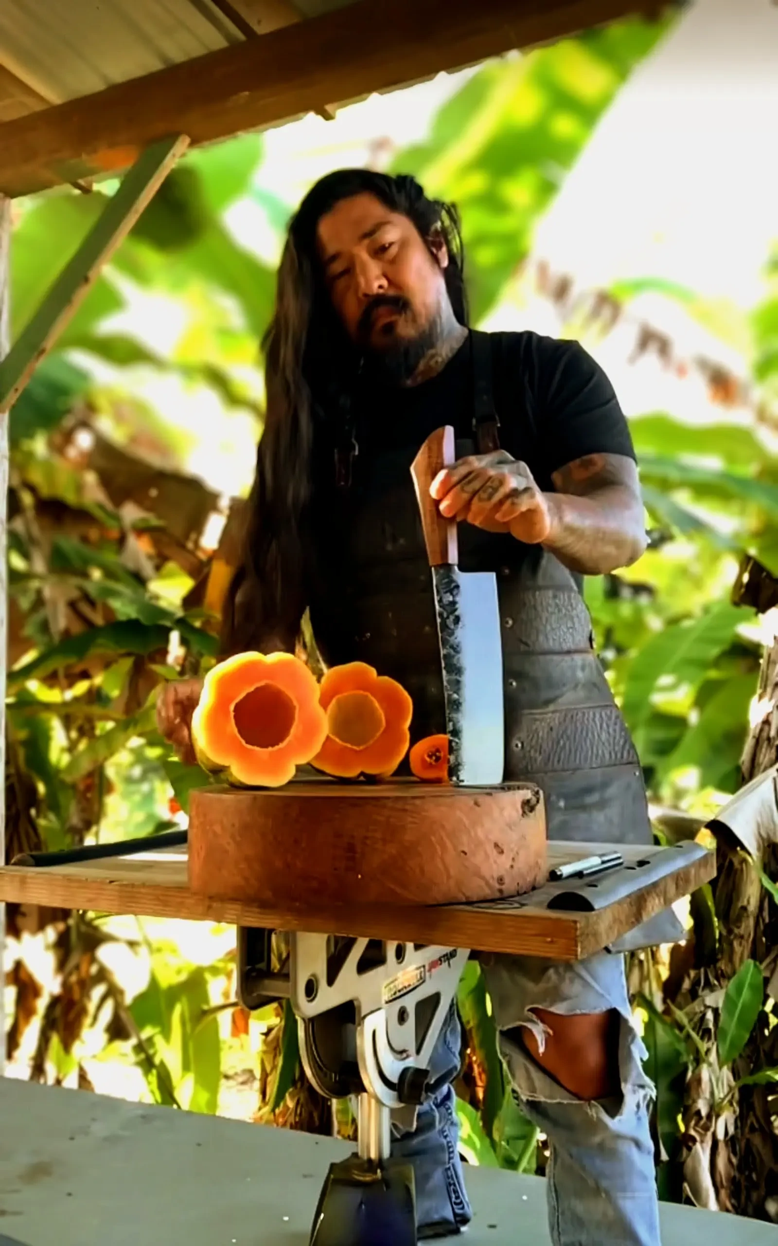 Neil Kasimura herrero de elite, fabricando uno de sus cuchillos. Amigo de Jason Momoa. Herrero. Buschcraft. Cuchillos de supervivencia. Feedcult.com.12.webp