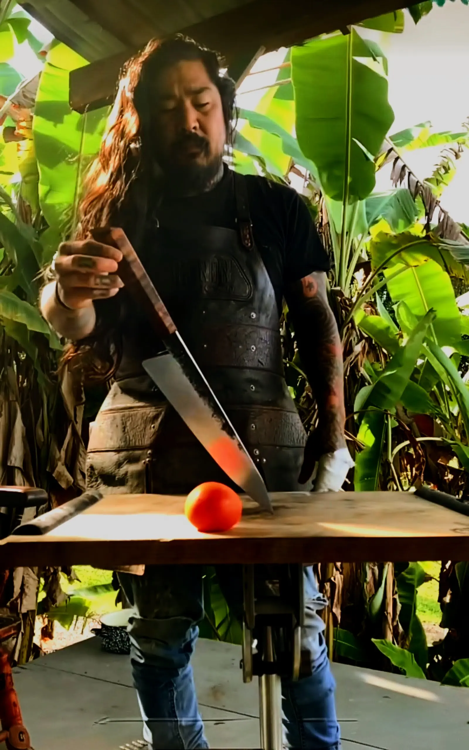 Neil Kasimura enseña uno de sus cuchillos. Amigo de Jason Momoa. Herrero. Buschcraft. Feedcult.com