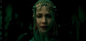 IMAGEN DE SYLVIA HOEKS INTERPRETANDO A LA REINA KANE EN LA SERIE SEE (2019) DE APPLE TV. fORMATO: 16:9 (WEBP) IMAGEN EDITADA POR FEELCULT.COM. LOTE DE IMAGENENES SYVIA  HOEKS EN SU DISCURSO HACÍA EL PUEBLO. IMAGEN 1.