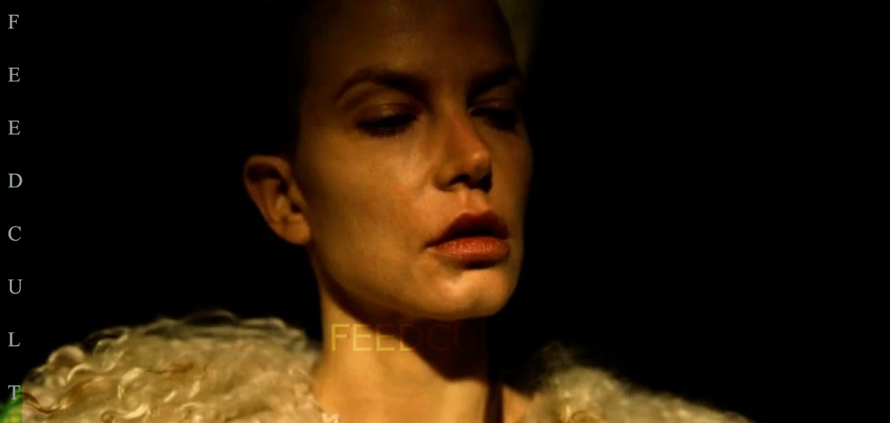 SYLIVIA HOEKS. REINA KANE, SESIÓN MATINAL DE AUTO PLACER. IMAGEN: 1 DE 6. SEE (2019) SERIES APPLE. EDICIÓN DE IMAGEN: FEEDCULT.COM