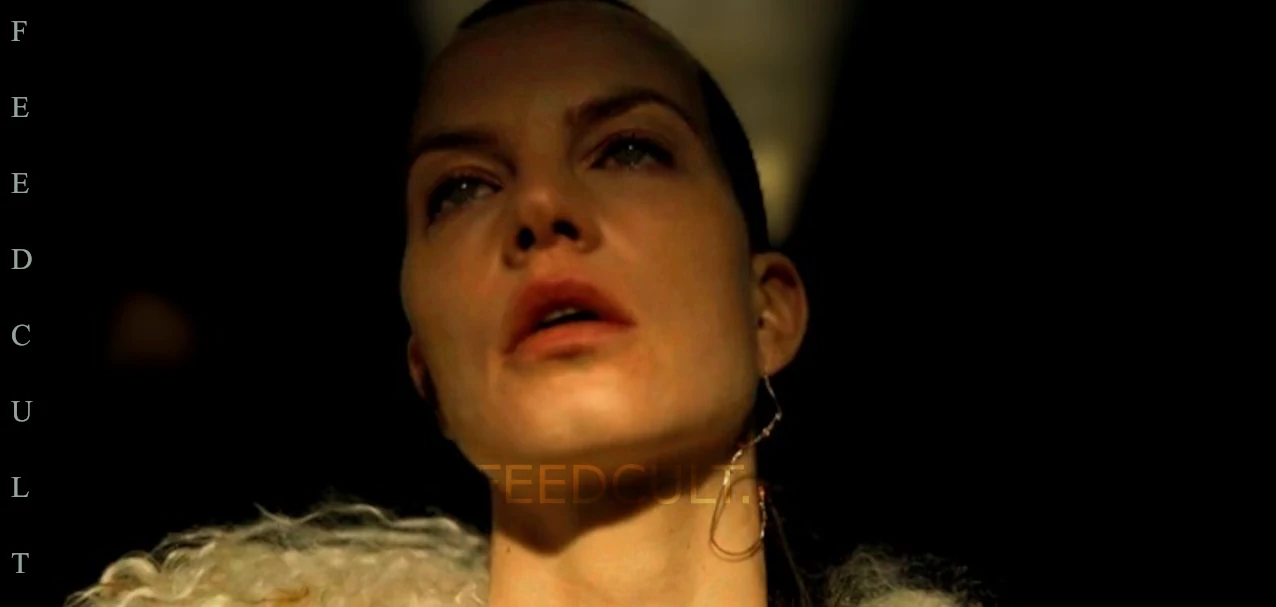 SYLIVIA HOEKS. REINA KANE, SESIÓN MATINAL DE AUTO PLACER. IMAGEN 2 DE 6. SEE (2019) SERIES APPLE. EDICIÓN DE IMAGEN: FEEDCULT.COM