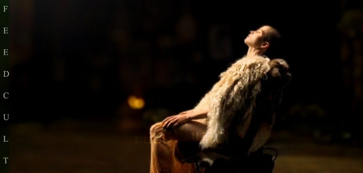 SYLIVIA HOEKS. REINA KANE, SESIÓN MATINAL DE AUTO PLACER. IMAGEN 3 DE 6. SEE (2019) SERIES APPLE. EDICIÓN DE IMAGEN: FEEDCULT.COM