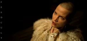 SYLIVIA HOEKS. REINA KANE, SESIÓN MATINAL DE AUTO PLACER. IMAGEN  4 DE 6. SEE (2019) SERIES APPLE. EDICIÓN DE IMAGEN: FEEDCULT.COM