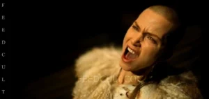 SYLIVIA HOEKS. REINA KANE, SESIÓN MATINAL DE AUTO PLACER. IMAGEN 5 DE 6. SEE (2019) SERIES APPLE. EDICIÓN DE IMAGEN: FEEDCULT.COM