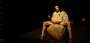 SYLIVIA HOEKS. REINA KANE, SESIÓN MATINAL DE AUTO PLACER. IMAGEN 6 DE 6. SEE (2019) SERIES APPLE. EDICIÓN DE IMAGEN: FEEDCULT.COM