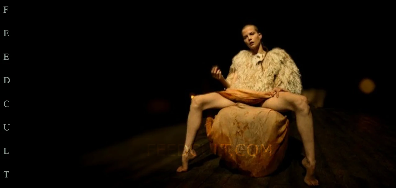 SYLIVIA HOEKS. REINA KANE, SESIÓN MATINAL DE AUTO PLACER. IMAGEN 6 DE 6. SEE (2019) SERIES APPLE. EDICIÓN DE IMAGEN: FEEDCULT.COM