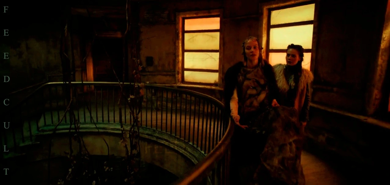 SYLVIA HOEKS ES LA REINA KANE EN LA SERIE SEE. KANE HABLA CON SU HERMANA: EL PODER DEBE MANTENERSE. SEE (2019) APPLE TV. EDITADO: FEEDCULT.COM. IMAGEN 4 DE 4.