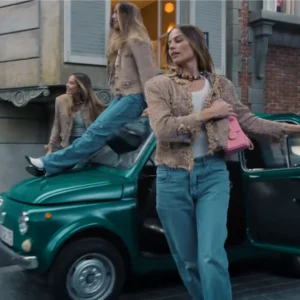 Margot Robbie y Kylie Minogue en el en el video de la campaña del bolso Chanel 25, el vehículo es un Autobianchi Giardiniera color verde.1-webp