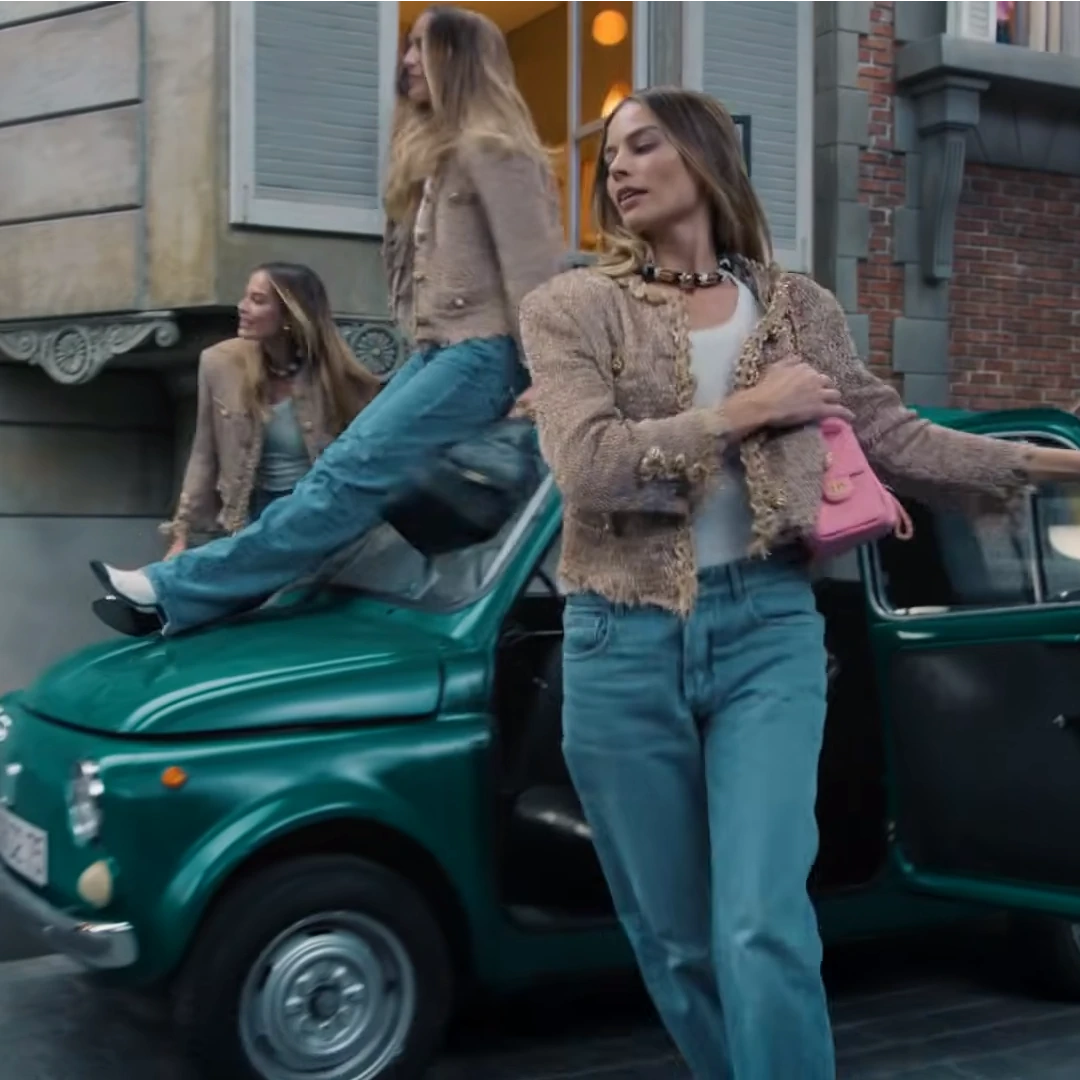 Margot Robbie y Kylie Minogue en el en el video de la campaña del bolso Chanel 25, el vehículo es un Autobianchi Giardiniera color verde.1-webp