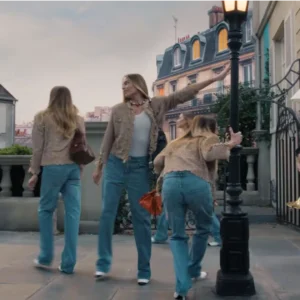 Margot Robbie se multiplica en el video para Chanel, chaqueta beige, pantalón denin color azul y bolsos todo de la marca Chanel, el video está dirigido por el director Michel Gondry.webp