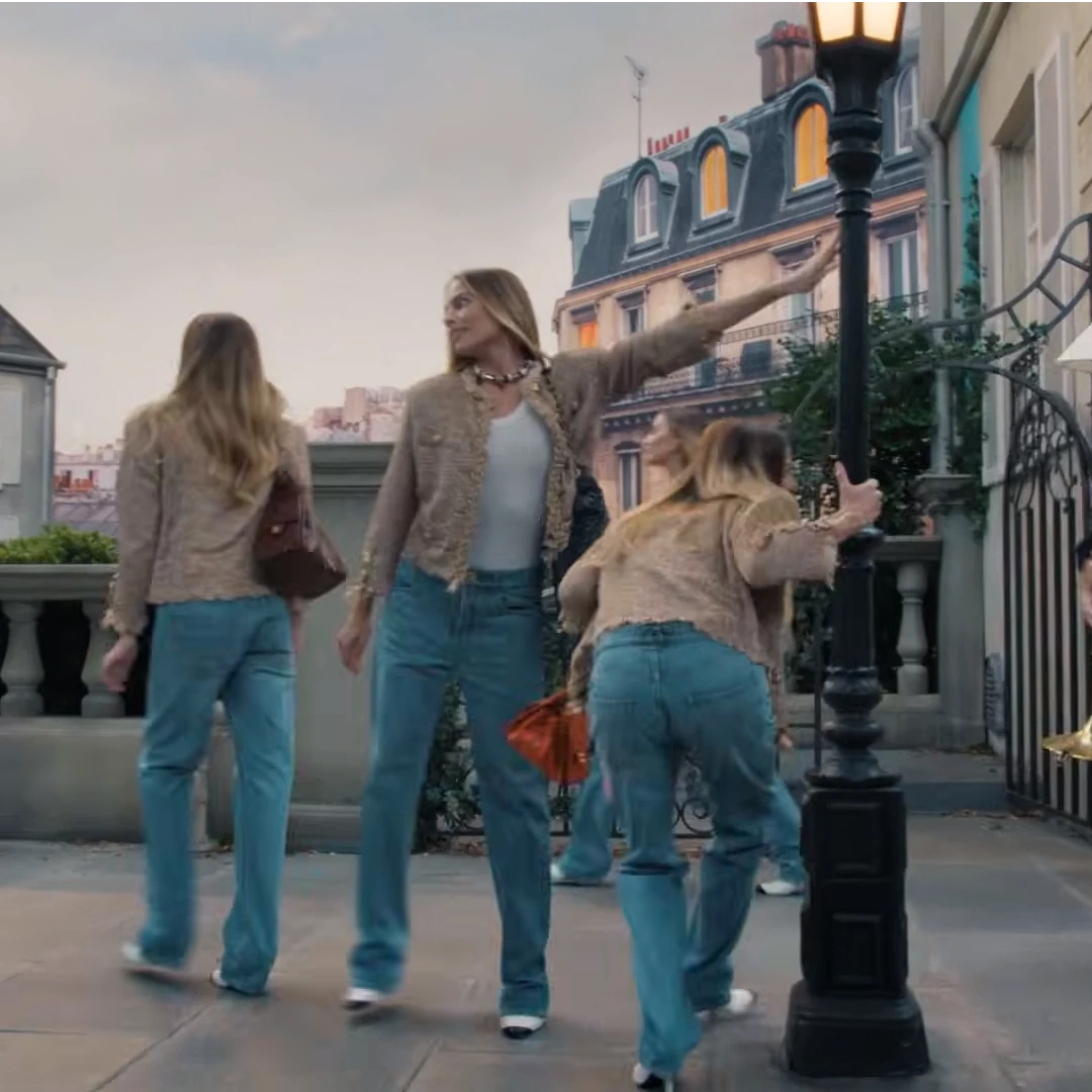 Margot Robbie se multiplica en el video para Chanel, chaqueta beige, pantalón denin color azul y bolsos todo de la marca Chanel, el video está dirigido por el director Michel Gondry.webp