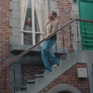 Margot Robbie desciende por la escalera, video para Chanel, promoción del bolso Chanel 25.4.webp