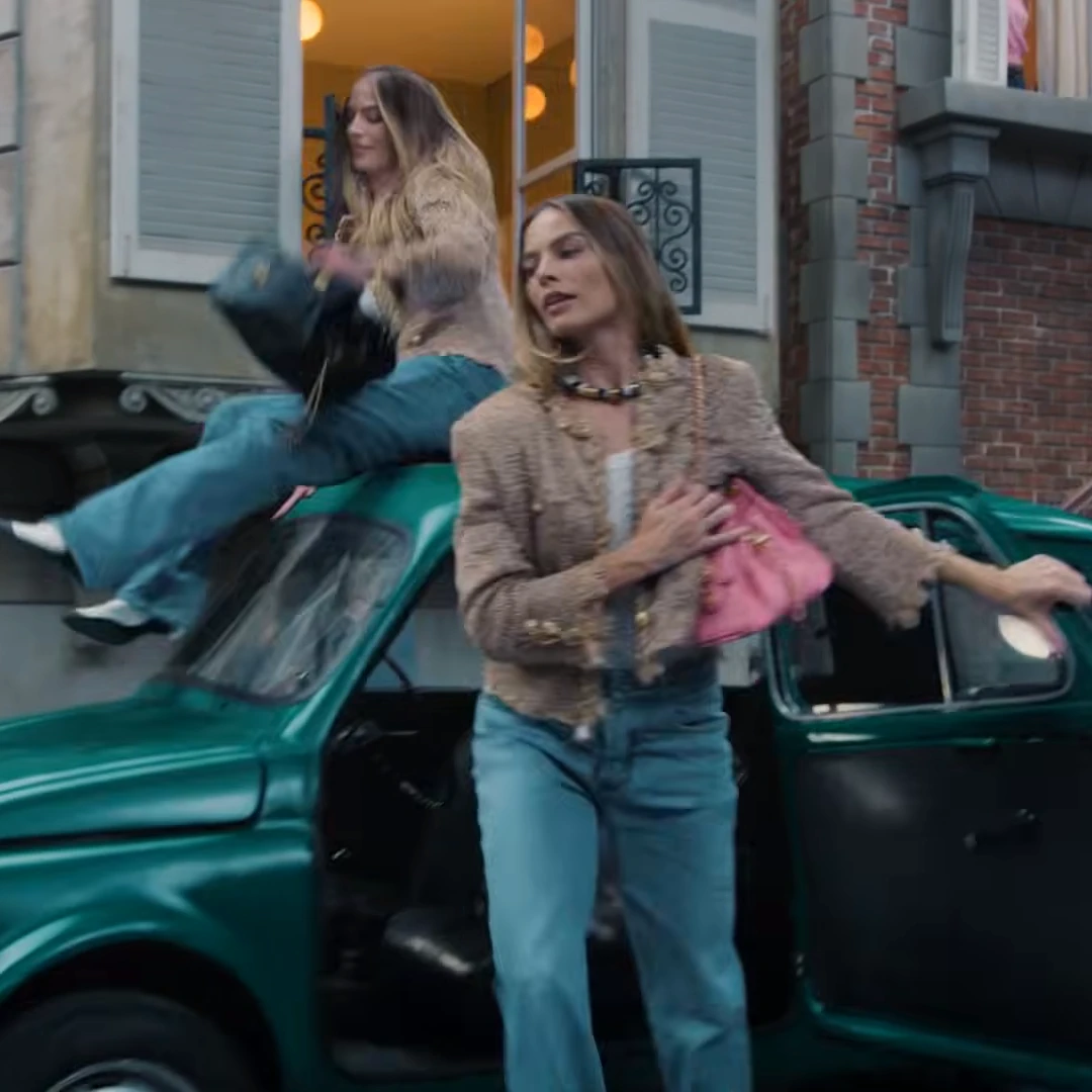 Margot Robbie es el en el video de la campaña del bolso Chanel 25, el vehículo es un Autobianchi Giardiniera. El video está dirigido por Michel Gundry. webp