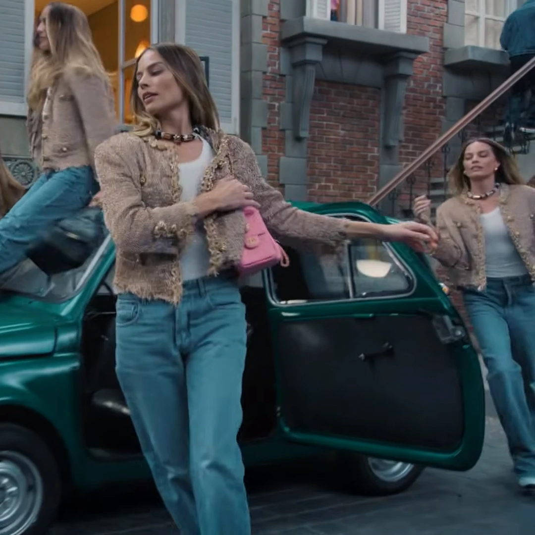 Margot Robbie es el en el video de la campaña del bolso Chanel 25, el vehículo es un Autobianchi Giardiniera color verde.2-webp