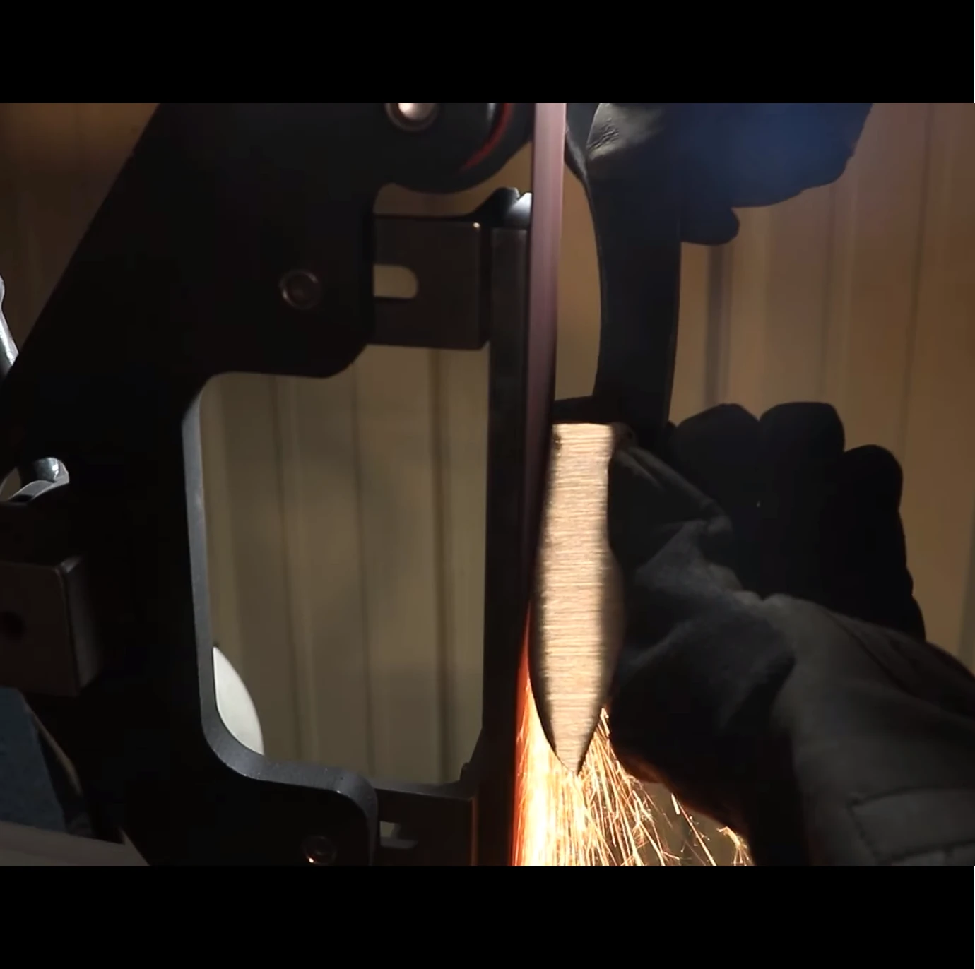 Winkler cuchillos. taller y muestras de algunos modelos de hachas y cuchillos buschcraft.3.webp