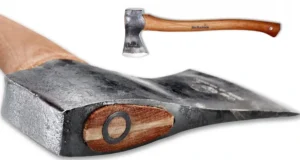 HULTAFORS Ekelund es un hacha de tala más pequeña, con la misma cabeza que Qvarfot, pero con un mango más corto. ACERO SUECO DE PRIMERA CALIDAD. MANGO DE NOGAL. BORDE PERFILADO. MANGO DE MADERA DE NOGAL. (FEEDCULT.COM)