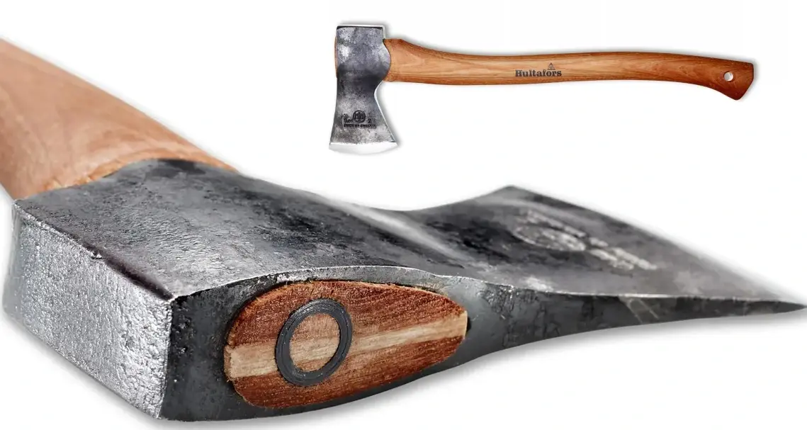 HULTAFORS Ekelund es un hacha de tala más pequeña, con la misma cabeza que Qvarfot, pero con un mango más corto. ACERO SUECO DE PRIMERA CALIDAD. MANGO DE NOGAL. BORDE PERFILADO. MANGO DE MADERA DE NOGAL. (FEEDCULT.COM)