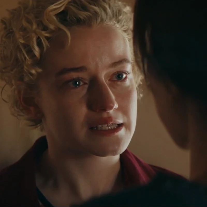   The Royal Hotel (2023) Julia Garner, Hugo Heaving, Jessica Henwick, Toby Wallace. Kitty Green.7.webp