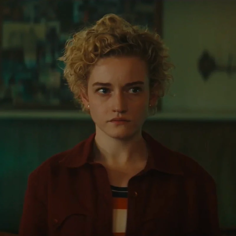   The Royal Hotel (2023) Julia Garner, Hugo Heaving, Jessica Henwick, Toby Wallace. Kitty Green.4.webp