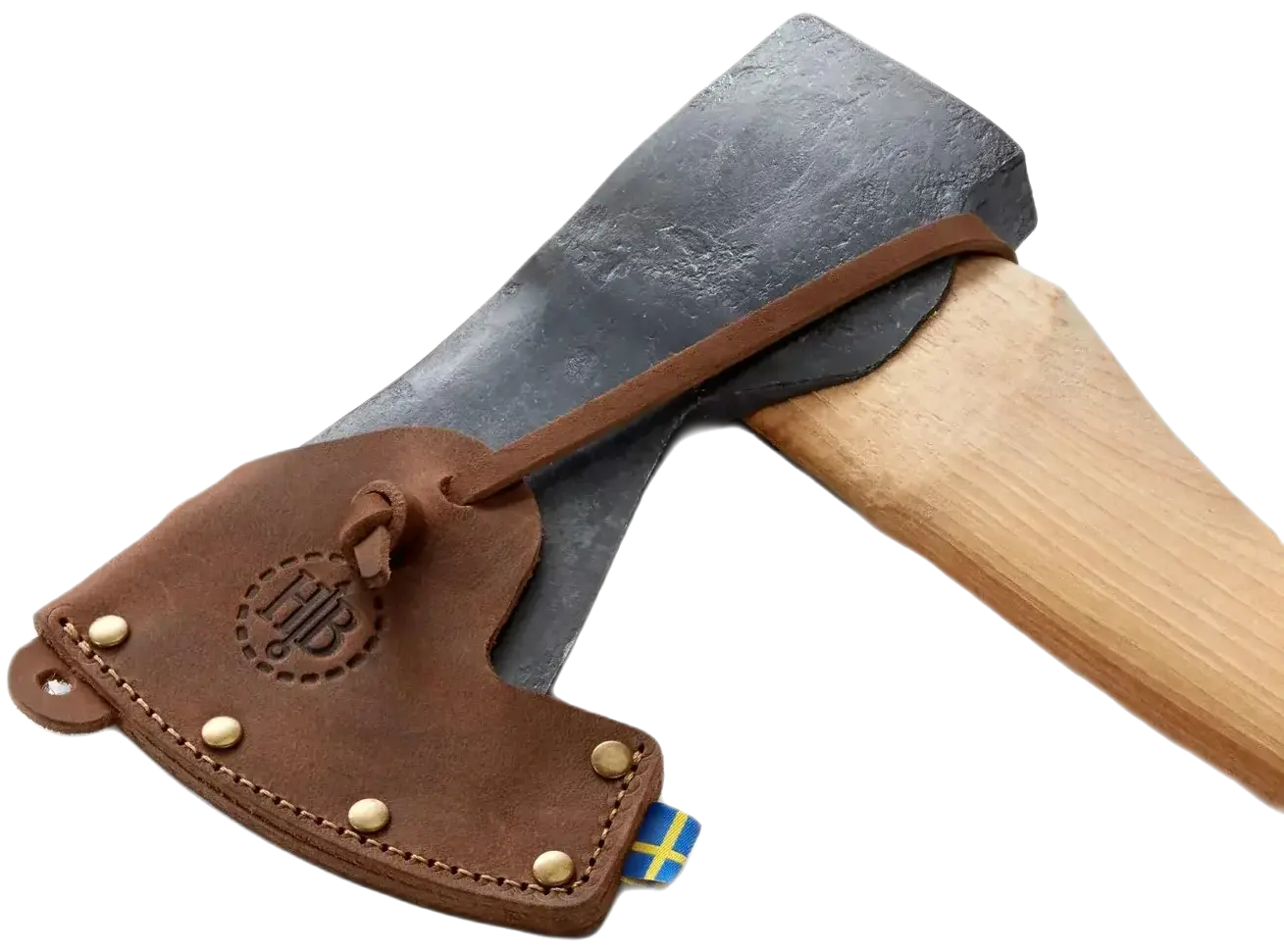 HULTAFORS Ekelund es un hacha de tala más pequeña, con la misma cabeza que Qvarfot, pero con un mango más corto. ACERO SUECO DE PRIMERA CALIDAD. MANGO DE NOGAL. Rectificado de bordes convexos. Protector de piel natural. (FEEDCULT.COM)