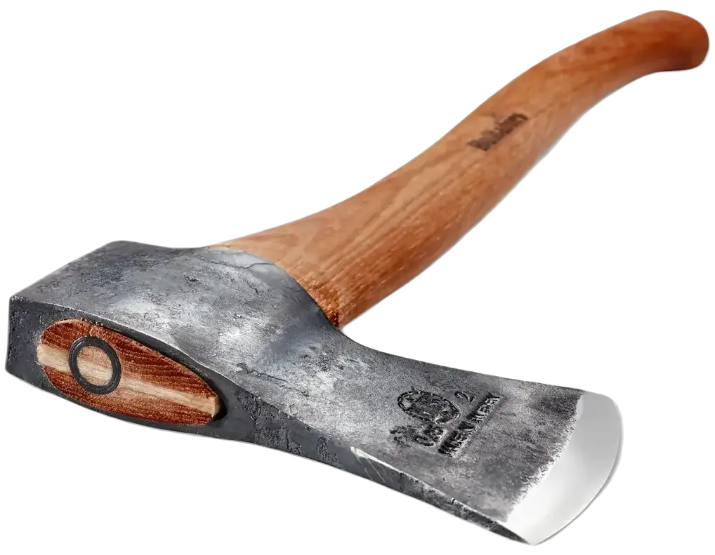 HULTAFORS Ekelund es un hacha de tala más pequeña, con la misma cabeza que Qvarfot, pero con un mango más corto. ACERO SUECO DE PRIMERA CALIDAD. MANGO DE NOGAL. Rectificado de bordes convexos. (FEEDCULT.COM)