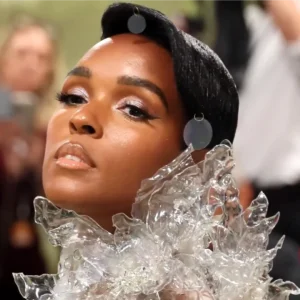 Janelle Monáe. Gala Met 2024. Vestido "diamantes de tequila" de la diseñadora Vera Wang. face.5.webb