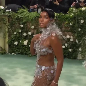Janelle Monáe. Gala Met 2024. Vestido "diamantes de tequila" de la diseñadora Vera Wang.3.webb