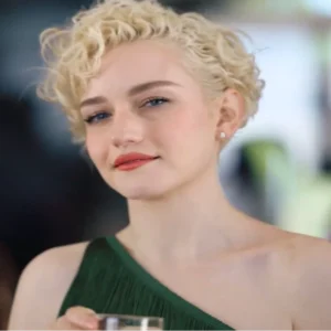  Nespresso: The Bet (2023). Julia Garner, Simone Ashley y George Clooney, corto publicitario.webp