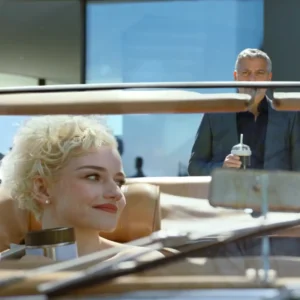  Nespresso: The Bet (2023). Julia Garner, Simone Ashley y George Clooney, corto publicitario.6.webp