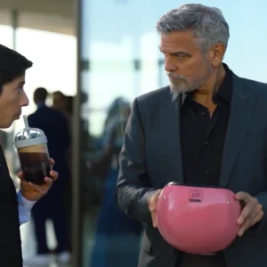  Nespresso: The Bet (2023). Julia Garner, Simone Ashley y George Clooney, corto publicitario.4.webp